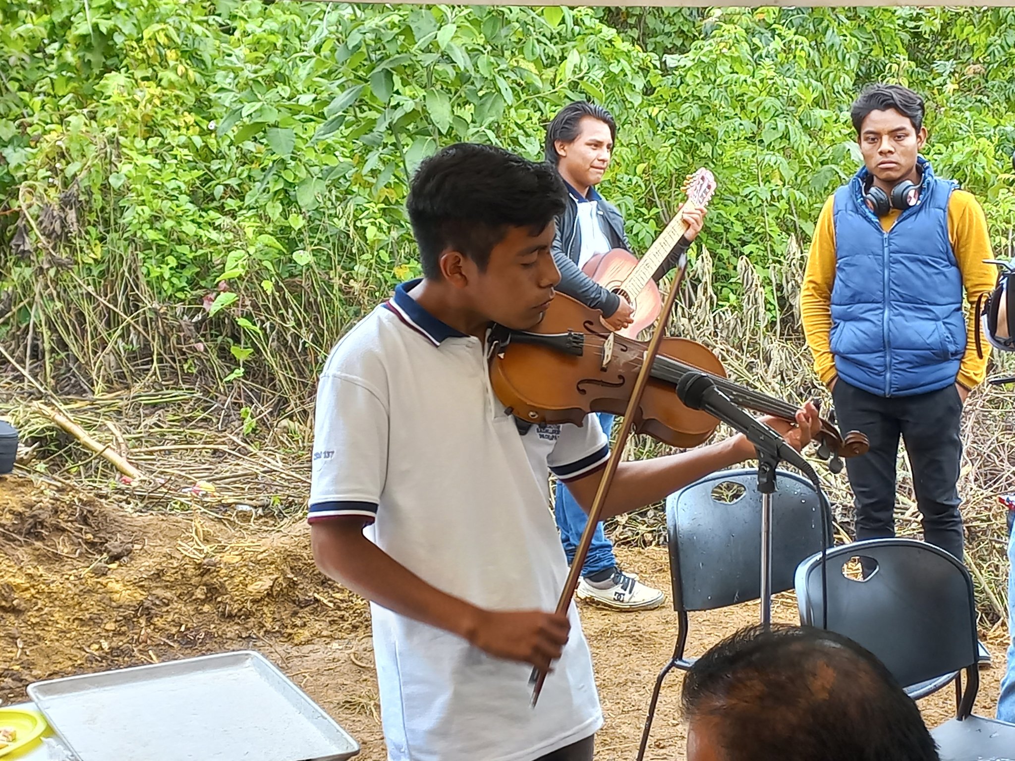 Jóvenes participando en actividades comunitarias de Jovenarte